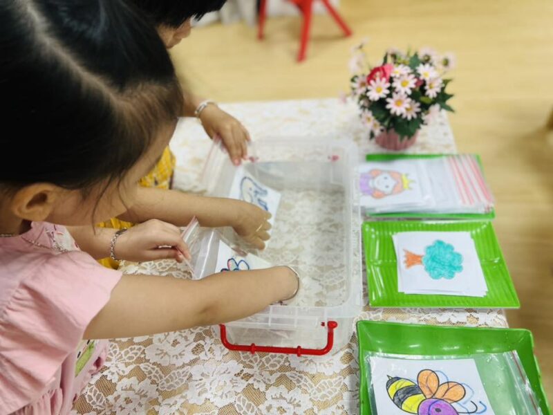 Thí nghiệm khoa học “Màu sắc tàng hình” - Ảnh 4