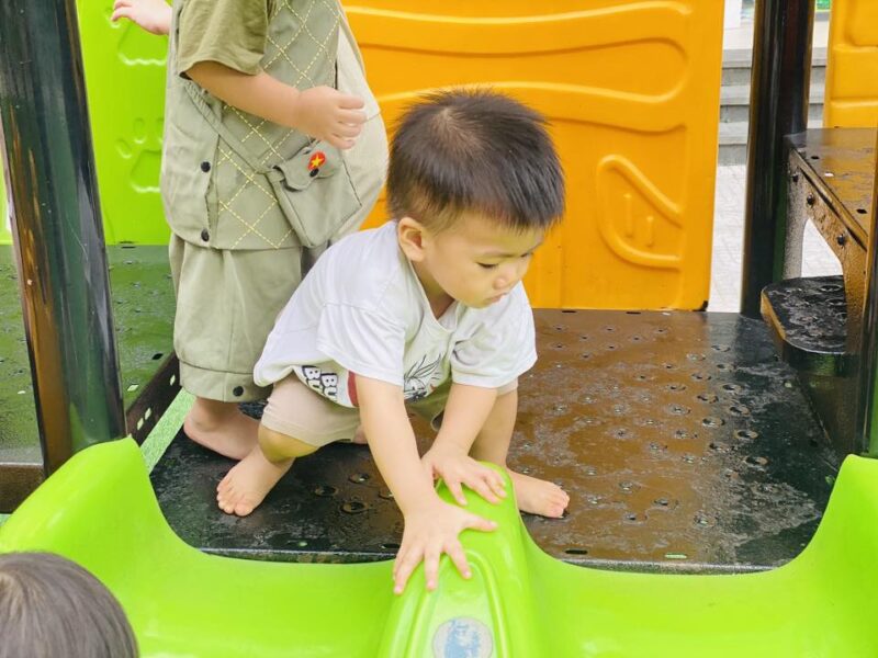 Hoạt động ngoài trời lớp Mars☀️🌳 - Ảnh 6